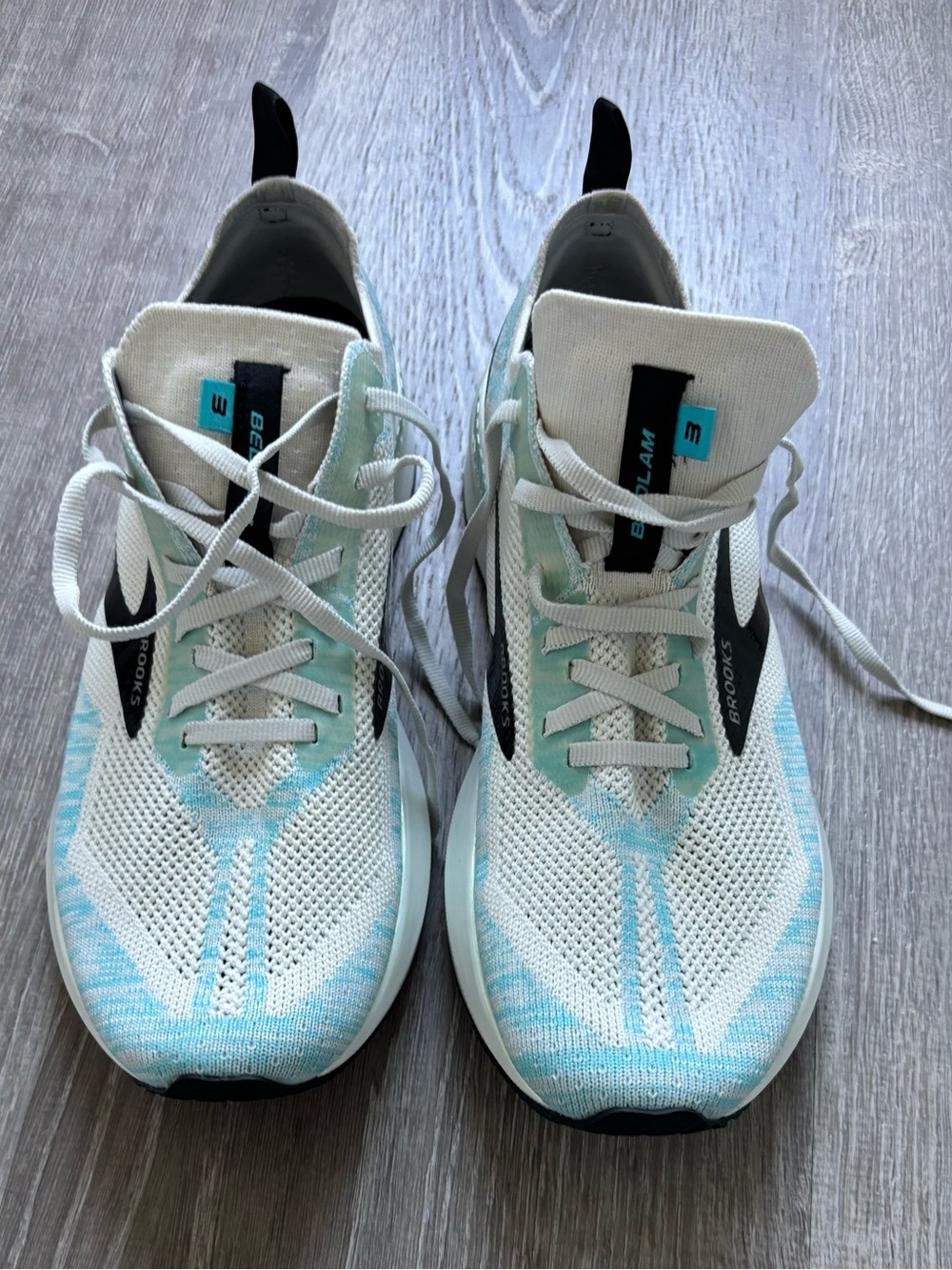 NEW Brooks Bedlam 3 White
Light Blue Running Shoes
Sneakers Women’s Size 9